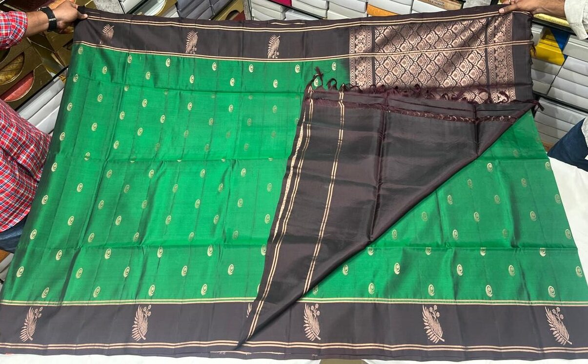 Green & Snuff Brown Kanchipuram Silk Saree with Elegant Zari Border and Pallu - Image 5