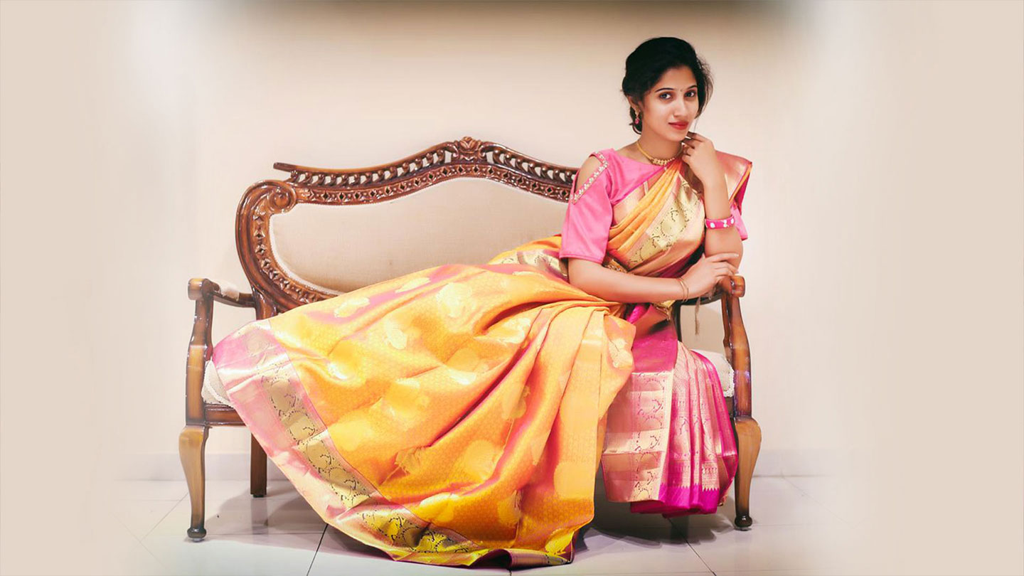 Complement your <br/><i>flawless beauty</i>